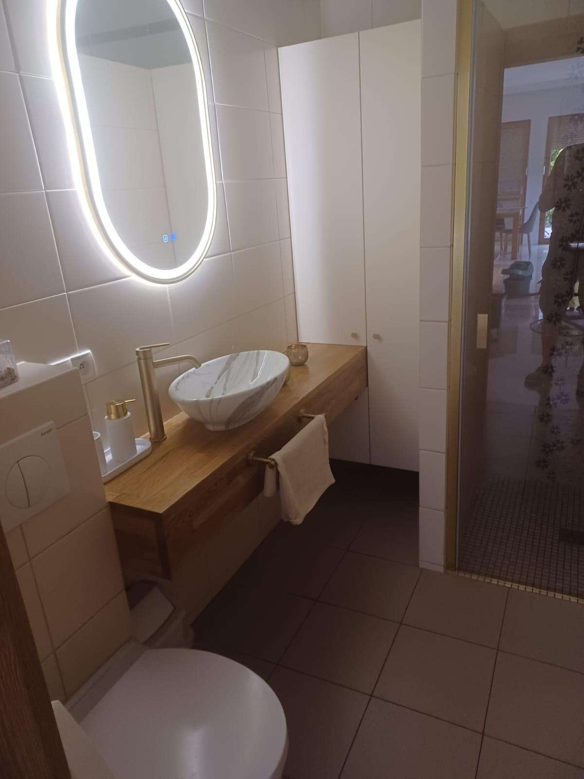 Szafka łazienkowa z drewna — Łazienki